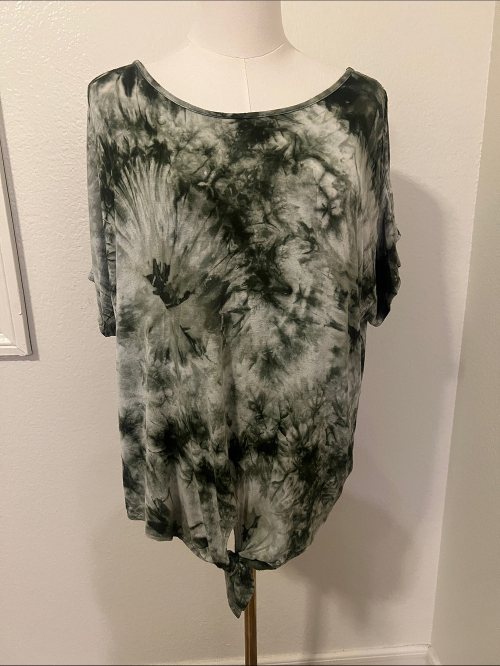 SJS Black & White Tie-Dye Short Sleeve Knot Hem Top